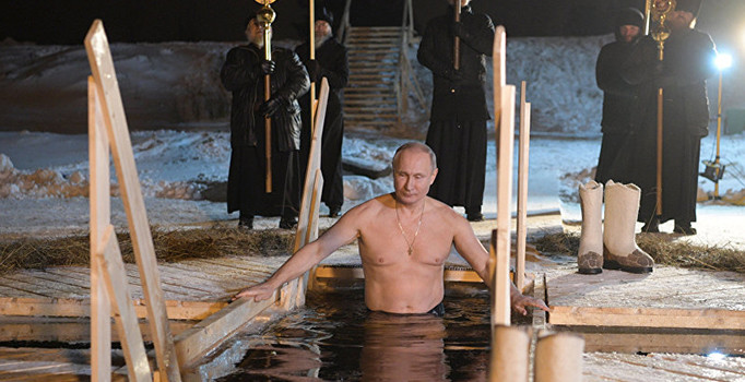 Putin buz gibi suya girdi