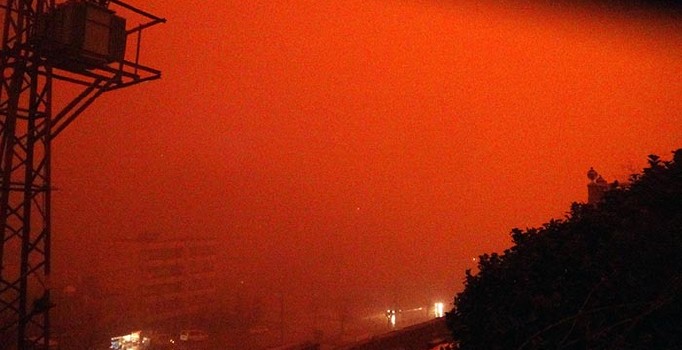 Mardin ve Diyarbakır, kuzeyli rüzgarlar nedeniyle toz bulutuna gömüldü