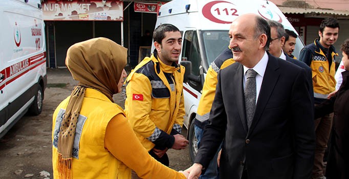 Müezzinoğlu'ndan 'yaralıları' bekleyen sağlıkçılara ziyaret