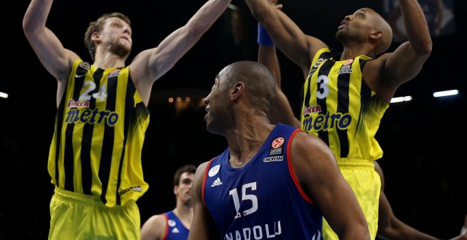 Euroleague'deki Türk gecesinde Fenerbahçe deplasmanda Anadolu Efes'i 77-73 yendi