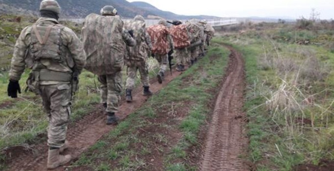 Sınır köyündeki vatandaşlardan Türk bayrağıyla destek