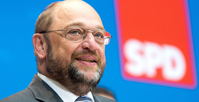 Almanya’da, SPD’li delegeler koalisyona yeşil ışık yaktı