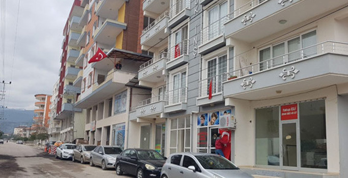 Hatay'da ev ve iş yerleri Türk bayraklarıyla süslendi