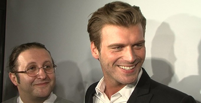 Kıvanç Tatlıtuğ ve banka reklamındaki partneri İlker Ayrık Etiler'de bir restaurantta görüntülendi