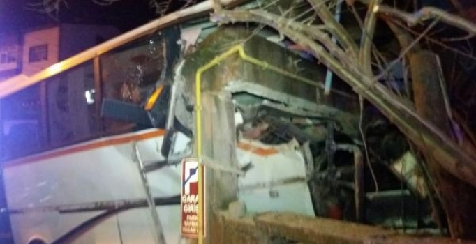 Son dakika! İşçi servisi eve çarptı: 4 ölü, 2 yaralı