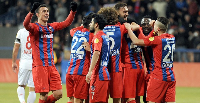 Karabükspor evinde Balıkesirspor'u 3-0 yendi