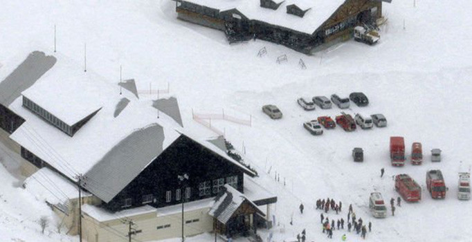 Japonya'da volkan patladı, çığı tetikledi: Yaralılar var