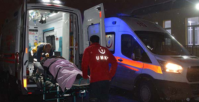 Ağrı'da kaçak göçmenleri taşıyan minibüs devrildi: 33 yaralı