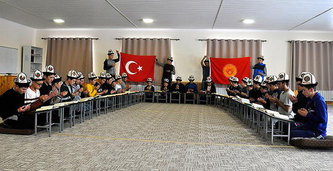 Kırgız öğrencilerden Mehmetçiğe dua