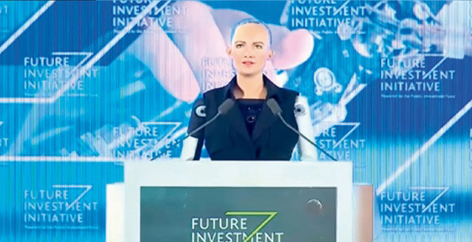 Dünya vatandaşı olan robot Sophia Türkiye'ye geliyor