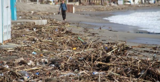 Denizdeki atıklar dalgalarla sahile taşındı