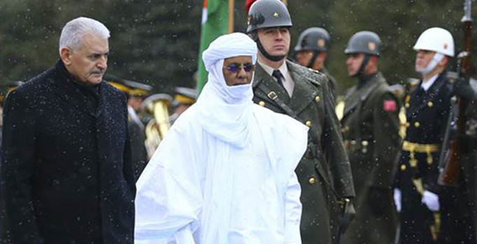 Nijer Başbakanı'ndan dikkat çeken kıyafet