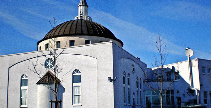 Almanya'da PKK yandaşları camiye saldırdı