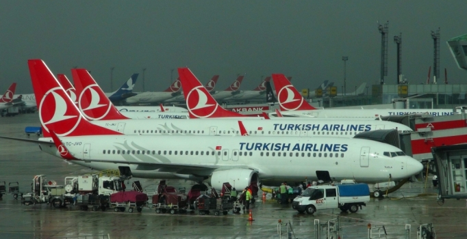 Atatürk Havalimanı'nda aprona giren Suriyeli çocuk polisi alarma geçirdi