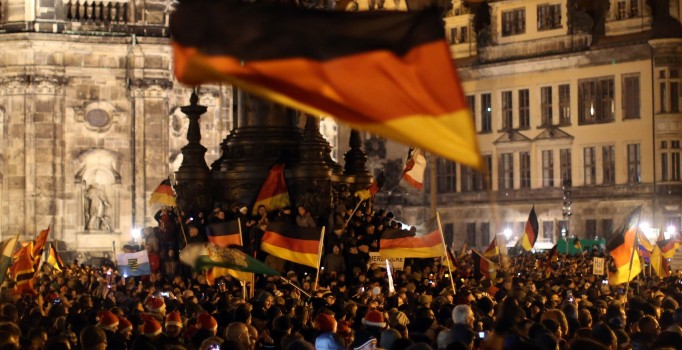 Pegida, mültecilere hazırlanan binanın yanmasını alkışlayanları kutladı