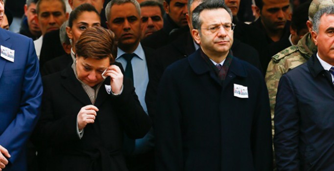 Bakan Güldemet Sarı şehit cenazesinde gözyaşlarını tutamadı