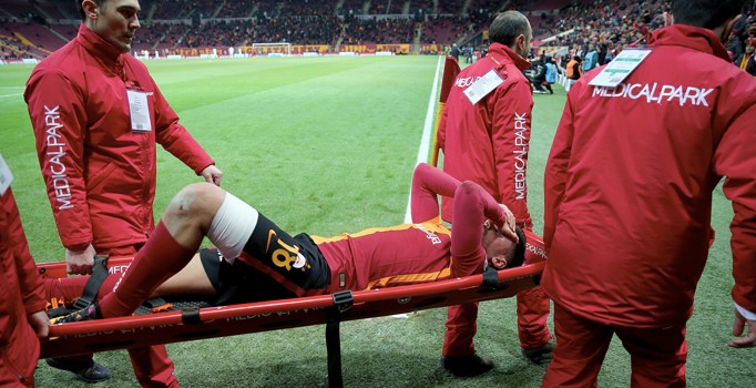 Sinan Gümüş Galatasaray-Konyaspor maçının 39. dakikasında sakatlanarak oyundan çıktı