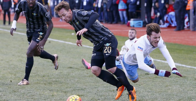 Akhisar Belediyespor Trabzonspor'u 2-1 yendi