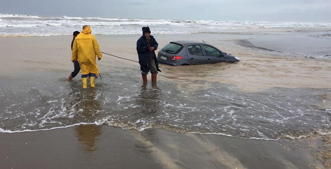 Adana'da gece park ettiği arabasını sabah sulara gömülü buldu