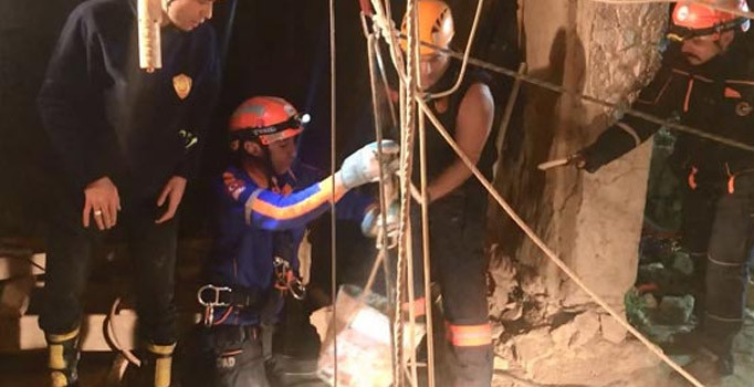 Ankara'da göçük altında kalan 2 kişi 5 saatte kurtarıldı