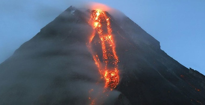 Filipinler'de Mayon dağı sönmüyor! 85 bin kişi tahliye edildi