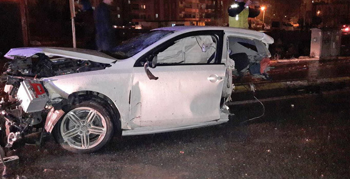 Köprülü kavşağın bariyerleri otomobili ikiye böldü: 1 ölü, 2 yaralı