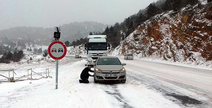 Antalya-Konya karayolunda ulaşıma kar engeli