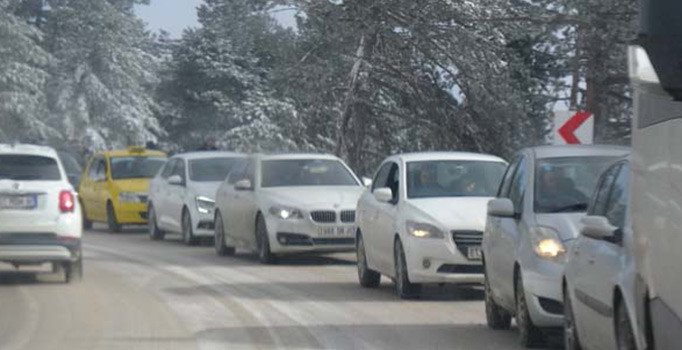 Uludağ Milli Parkı girişinde 3 kilometrelik araç kuyruğu