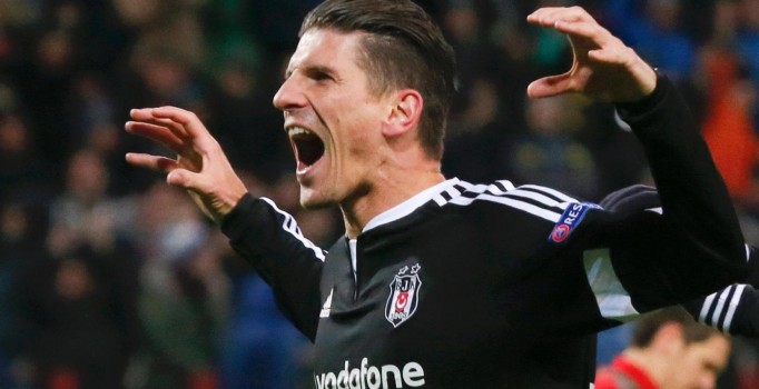 Mario Gomez, Bundesliga ekibi Wolfsburg'a imza atıyor