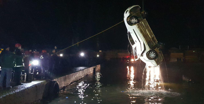 Polis aracı denize düştü: 1 polis yaralı, 1 polis kayıp