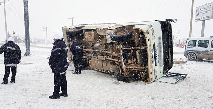Kar yağışı ve buzlanma kazaya neden oldu: 10 yaralı