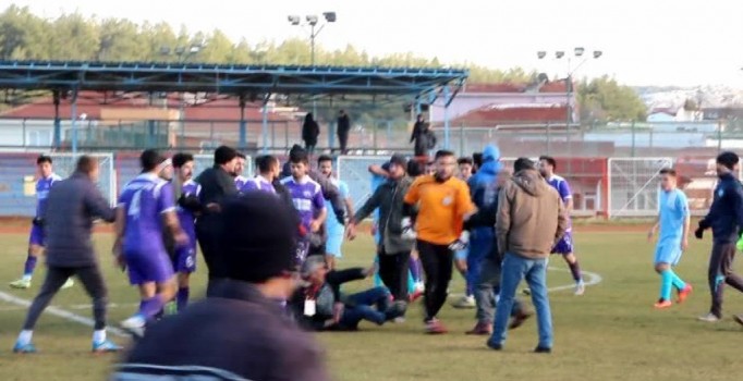 Bilecik'te amatör maçta kavga çıktı