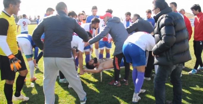 Sakatlanan futbolcuyu otomobil bagajına koydular