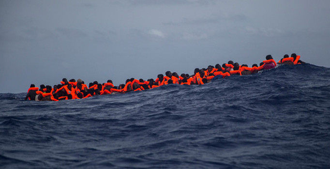 Denizde facia... Göçmen botuna ateş açıldı!