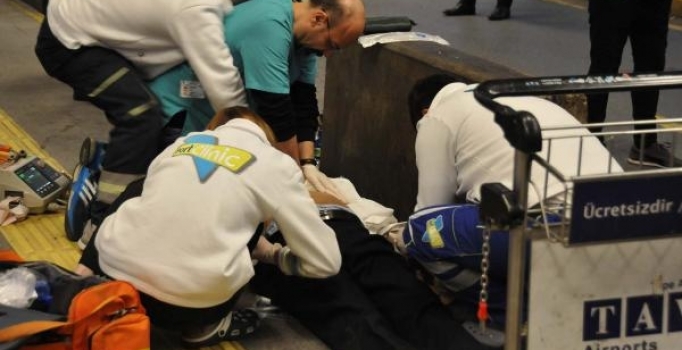 Havaalanında kalp krizi geçiren yolcuya alkışlanacak müdahale