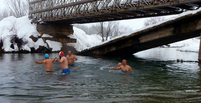 Kar altında Munzur'da yüzdüler