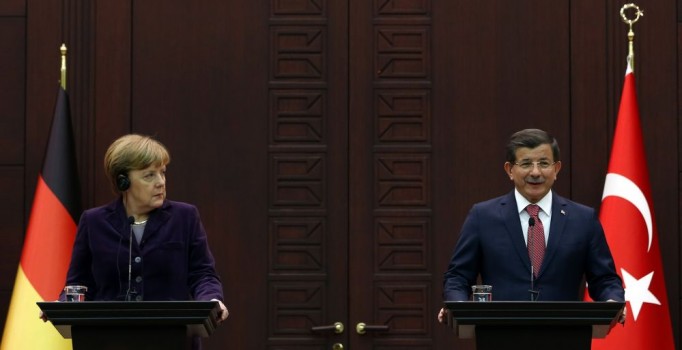 Davutoğlu ve Merkel'den basın toplantısı: Türkiye mültecileri alıyor diye Rus kıyımı meşru görülemez