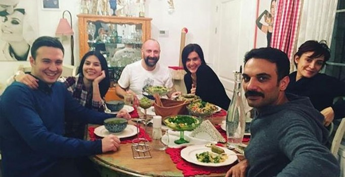 Bergüzar Korel ve Halit Ergenç evlerinde arkadaşlarını ağırladı