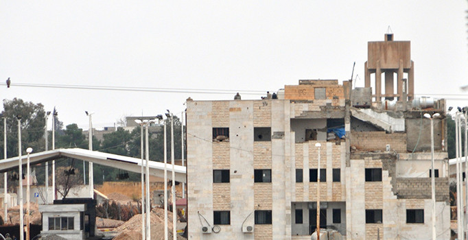 PYD, Telabyad'da ABD bayrağının asılı olduğu direği söktü