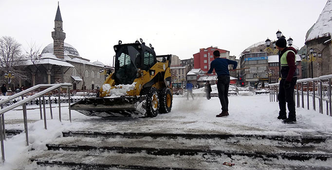 Doğu'da 650 köy yolu ulaşıma kapandı