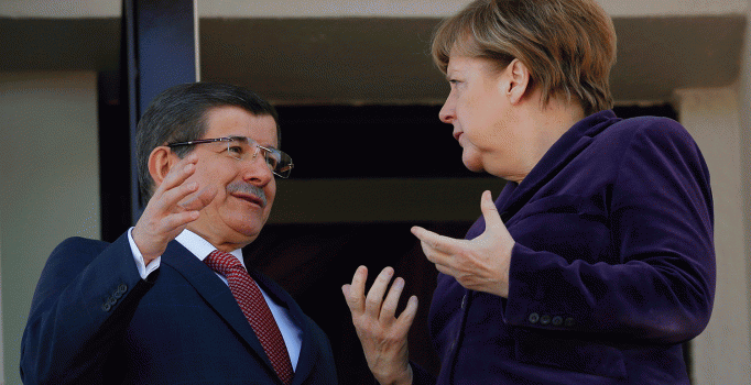 Almanya Başbakanı Merkel Başbakan Davutoğlu ile bir araya geldi