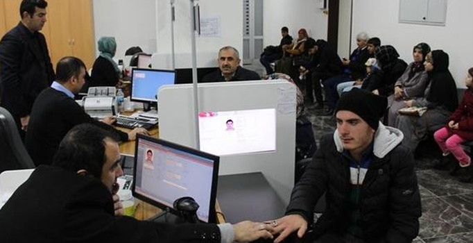 Yeni kimlik kartı almayanlara ceza kesilecek dendi vatandaş nüfus müdürlüklerine koştu