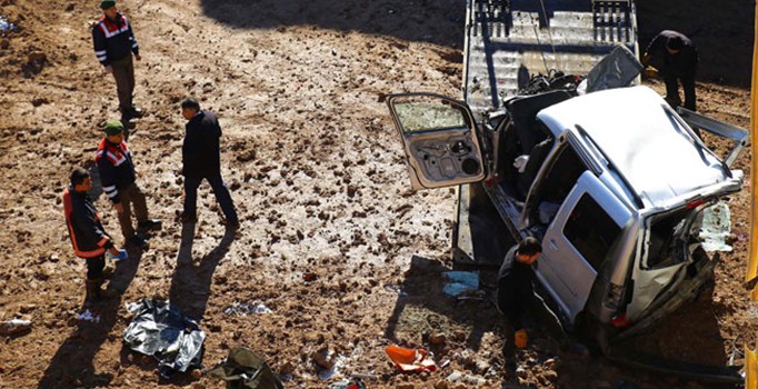 Ankara Gölbaşı'nda otomobil inşaat çukuruna uçtu: 3 ölü-Gölbaşı trafik kazası haberi