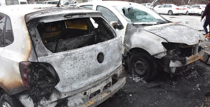 İstanbul Göngören'de soyamayınca kundakladılar! Araçlar harabeye döndü