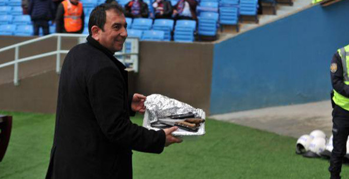 Trabzonspor - Fenerbahçe maçında olay görüntü