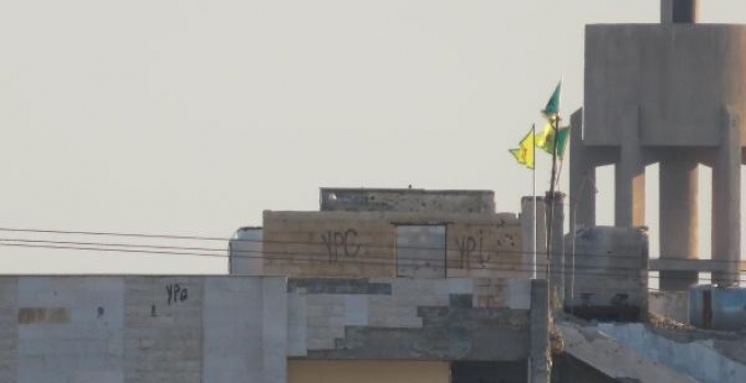 Akçakale'nin karşısındaki Tel Abyad'a PYD/YPG flamaları asıldı