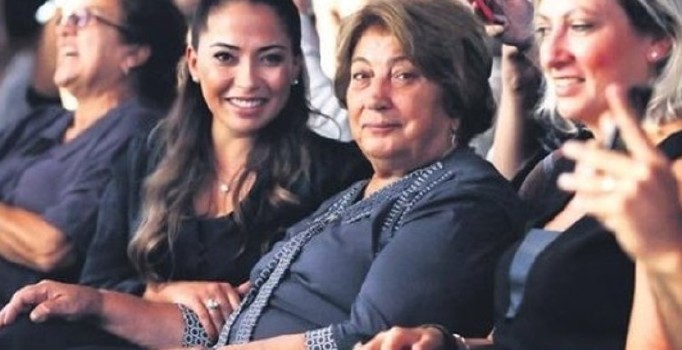 Tarkan'ın annesi gözyaşlarına boğuldu