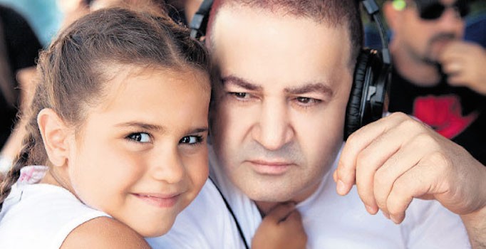 Şafak Sezer, Kolpaçino filminin 3. serisinde kızıyla oynayacak