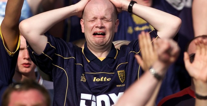 Tuttukları takım maç kaybedince taraftar kendini kaloriye vuruyor