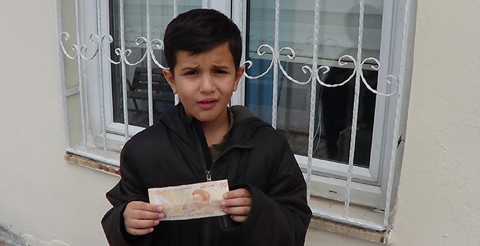 Yolda bulduğu 50 lirayı Mehmetçiğe bağışladı